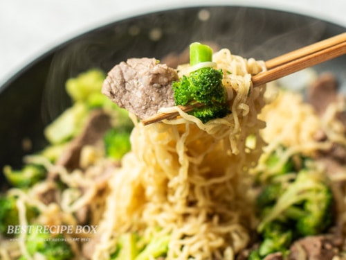 Broccoli, beef and noodles in chopsticks