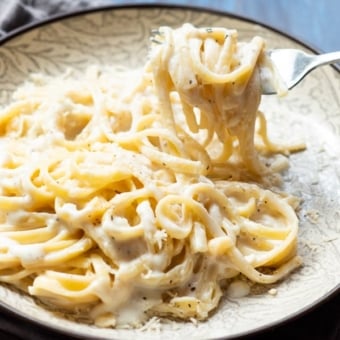 Easy Fettuccine Alfredo Recipe is the BEST vegetarian creamy garlic pasta recipe | BestRecipebox.com
