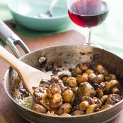 Sautéed Garlic Mushrooms with White Wine Sauce | @bestrecipebox