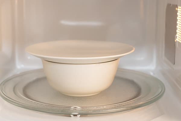 Bowl with a lid in the microwave