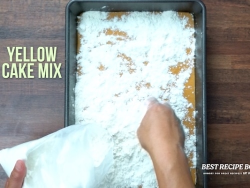 Sprinkling cake mix on top