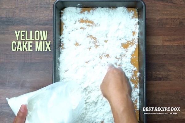 Sprinkling cake mix on top