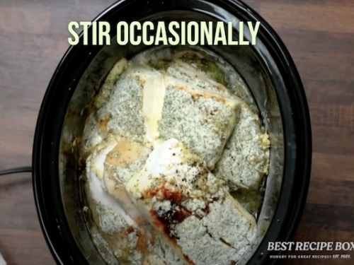 Cooking creamy garlic chicken in slow cooker