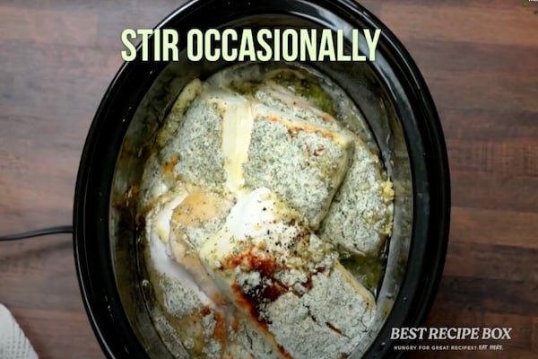 Cooking creamy garlic chicken in slow cooker