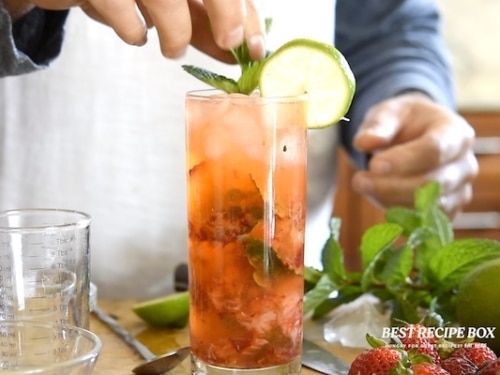 Garnishing mojito