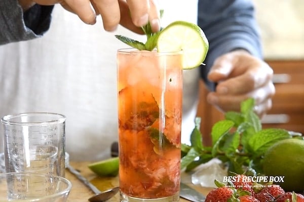 Garnishing mojito