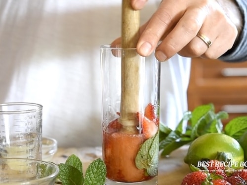Muddling strawberries