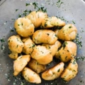Easy Garlic Knot Recipe for Game Day or Party Day! | @bestrecipebox